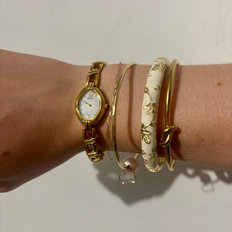 <h4><strong>20,000+ girls love Nurielle statement pieces</strong></h4>